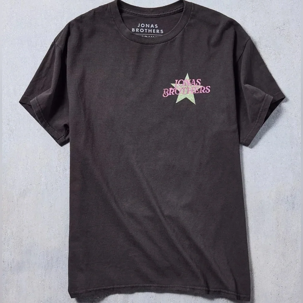 NWOT Urban Outfitters Jonas Brothers Graphic Tee Size Medium - Picture 1 of 11